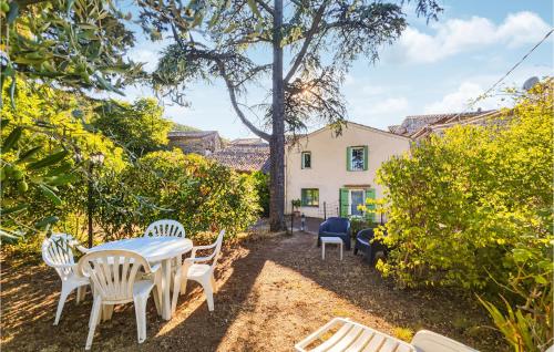 Beautiful home in Berlou with WiFi and 2 Bedrooms : Maisons de vacances proche de Saint-Vincent-d'Olargues