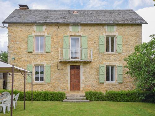 Spacious and beautifully situated gite with large pool and lots of privacy : Maisons de vacances proche de Salviac