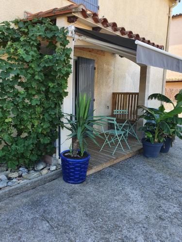 T2 jusqu'à 4 personnes en rez-de-jardin de maison, avec piscine privée, draps et serviettes de toilette fournis : Appartements proche d'Argelès-sur-Mer