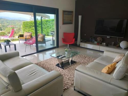 Villa contemporaine avec jacuzzi et vue imprenable : Villas proche de Carlencas-et-Levas