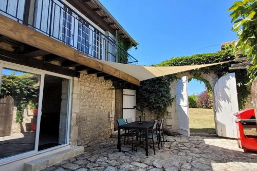 Cottage rénové avec piscine et terrasse : Maisons de vacances proche de Saint-Martial-Viveyrol