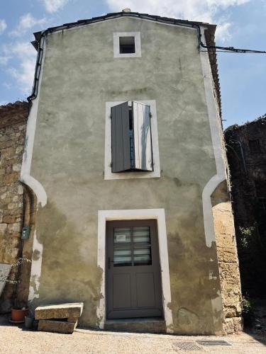 Collias, jolie maison de village typique + parking : Maisons de vacances proche de Vers-Pont-du-Gard