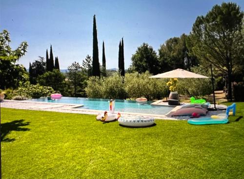 Villa Provençale - piscine à débordement : Villas proche de Gréasque