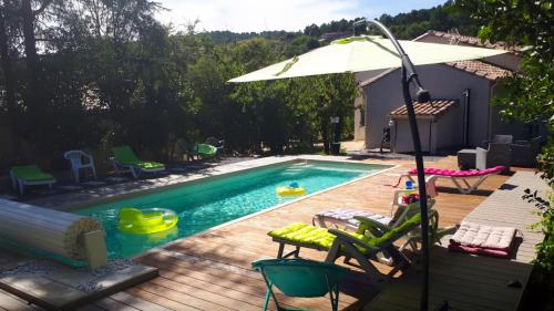 Maison de 2 chambres avec piscine partagee jardin amenage et wifi a Saint Paul le Jeune : Maisons de vacances proche de Bordezac