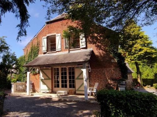 Alluring Cottage in Englancourt with Fenced Garden : Maisons de vacances proche de Franqueville