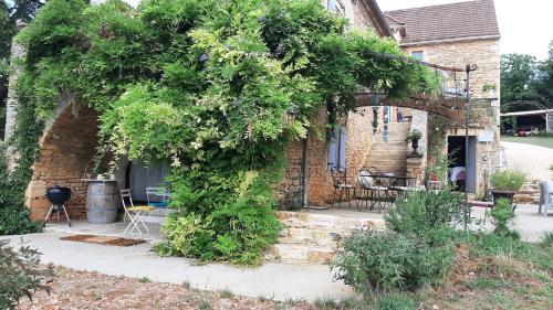 Charmant studio dans maison d'hôte dans un écrin de verdure : Maisons de vacances proche de Montcabrier