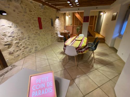 Gîte de la tour de Paradis : Maisons de vacances proche de Saint-Lamain