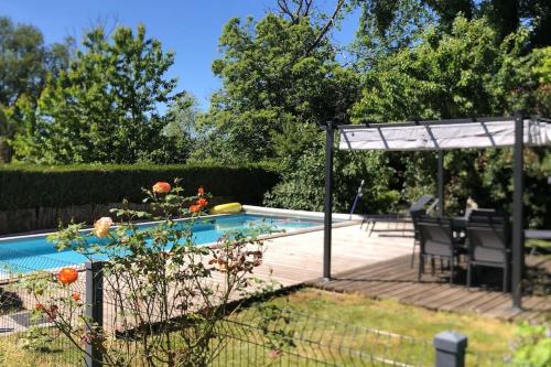 Gîte de charme en Dordogne avec Piscine et jardin : Maisons de vacances proche de Sarlande
