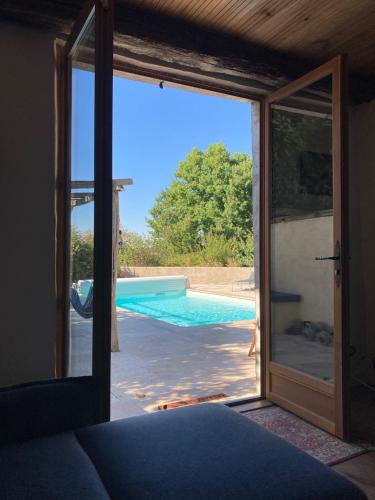 Rustic cottage with stunning swimming pool : Maisons de vacances proche de Vervant