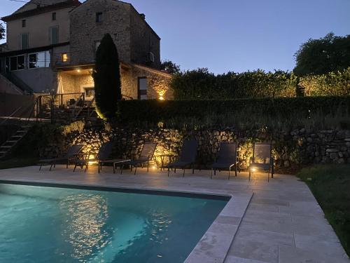 Maison de village avec terrain et piscine dans le Parc Régional du Haut Languedoc : Maisons de vacances proche de Graissessac