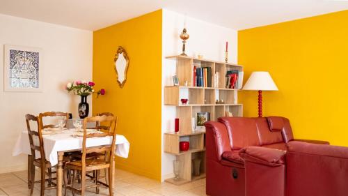 L Intemporel Appartement coloré avec petit jardin : Appartements proche de Saint-Benoît