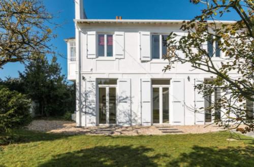 Très jolie Villa Bianca, maison avec jardin privé à Deauville : Villas proche de Deauville