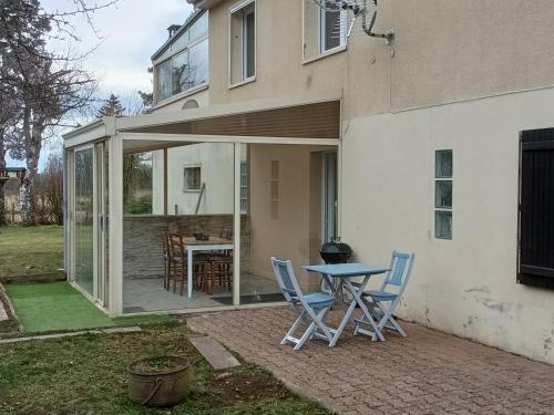 Entre Puy-de-Dôme et Corrèze Appartement pour 4 personnes avec terrasse et jardin : Maisons d'hotes proche de Condat-en-Combraille