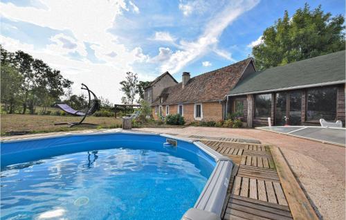 Stunning Home In Grandmesnil With Heated Swimming Pool, Private Swimming Pool And 3 Bedrooms : Maisons de vacances proche de Fresné-la-Mère