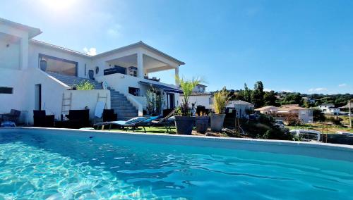 Rez de villa tout confort avec piscine : Appartements proche de Castellare-di-Casinca