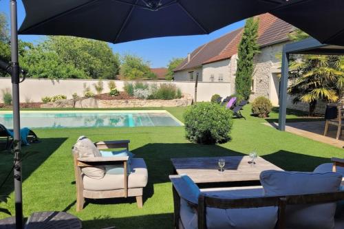 Maison avec piscine pour 10 adultes et 8 enfants ou ados : Maisons de vacances proche de Saint-Étienne-en-Bresse