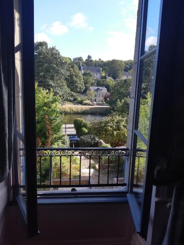Chez Dizjon, A Stunning Canalside Property : Maisons de vacances proche de Josselin
