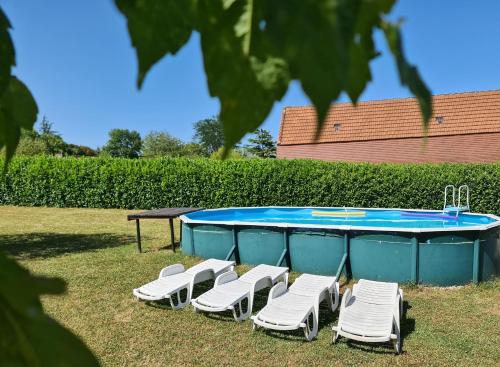 Grand Gite Avec Tennis et Piscine : Maisons de vacances proche de Badefols-sur-Dordogne