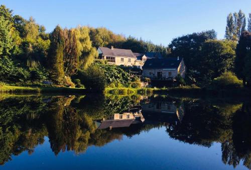 4 Gite complex with private fishing lake : Maisons de vacances proche de Le Sourn