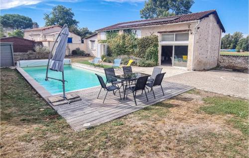 Amazing Home In Bazac With Outdoor Swimming Pool, 3 Bedrooms And Heated Swimming Pool : Maisons de vacances proche de Médillac