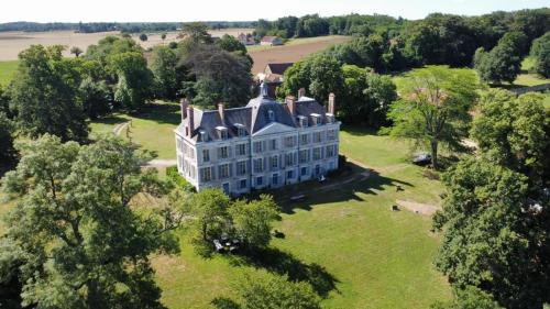 Superb Chateausuites with pool at the Loire & horseboxes for 20 guests : Villas proche de Saint-Gondon