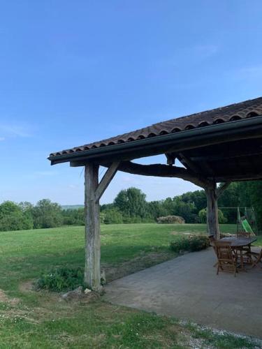 Guest house avec vue sur 2 hectares : Maisons de vacances proche de Montignac-Toupinerie