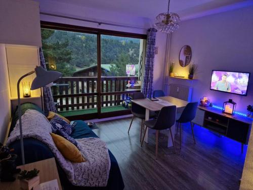 Appartement cosy, vue sur la montagne à Gréolières : Appartements proche de Val-de-Chalvagne