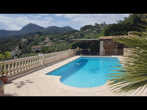 Room in Apartment - Beautiful F1 standing swimming pool, view : Maisons d'hotes proche de Falicon