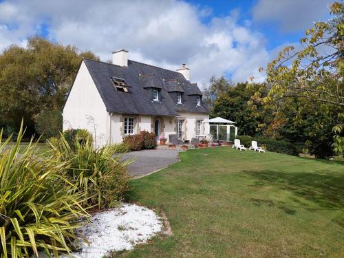 Breton cottage in a quiet location with fireplace, Plouenan : Maisons de vacances proche de Plougourvest