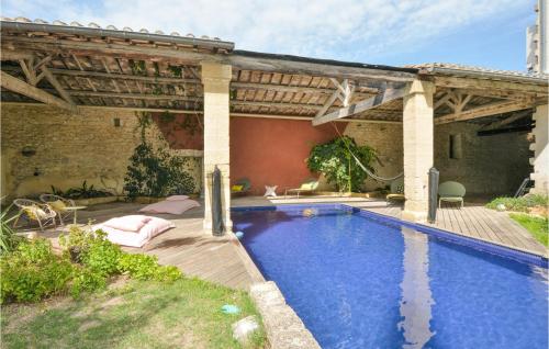 Stunning home in Aigues-Vives with Outdoor swimming pool, 6 Bedrooms and WiFi : Maisons de vacances proche de Codognan