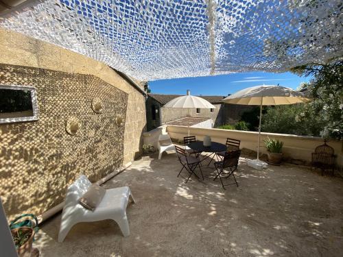 Adorable maison de village, grande terrasse 4 pers : Maisons de vacances proche d'Aigues-Vives
