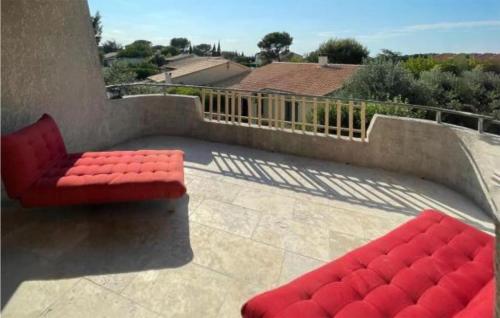 Beautiful home in Les Angles with Outdoor swimming pool, WiFi and 4 Bedrooms : Maisons de vacances proche de Rochefort-du-Gard