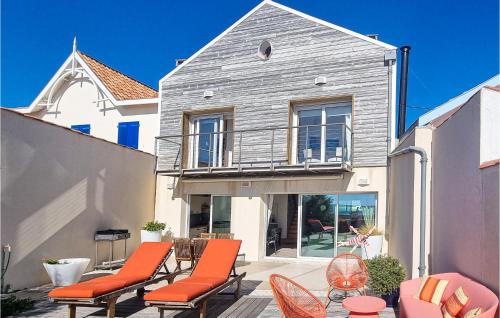 Beautiful home in Fouras with WiFi and 4 Bedrooms : Maisons de vacances proche de Île-d'Aix