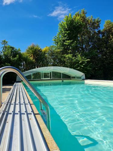 Gîte Près de l'Eau, avec piscine chauffée : Appartements proche d'Aubigny