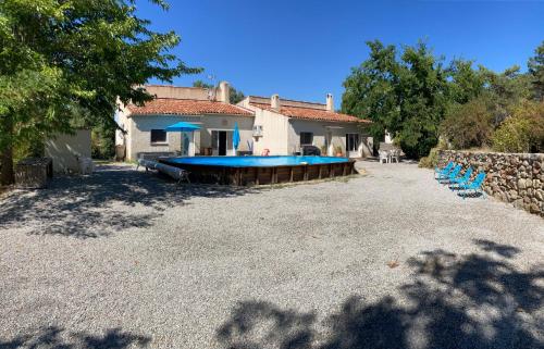 Magnifique villa avec piscine : Maisons de vacances proche de Ginasservis