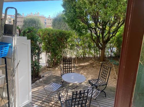 Studio calme à deux pas de la mer avec jardin et parking privé : Appartements proche de Beaulieu-sur-Mer