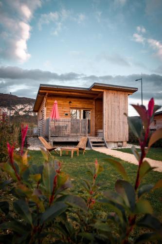 Les Lodges de la ViaRhôna / cabane-spa : Lodges proche de Virignin