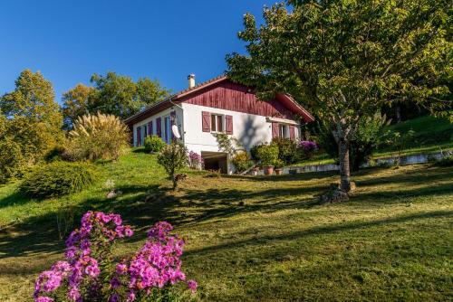 Maison dans un parc de verdure : Villas proche de Meyrieux-Trouet