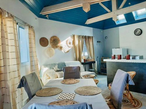 La petite maison bleue accessible mobilité réduite : Maisons de vacances proche de Le Sourn