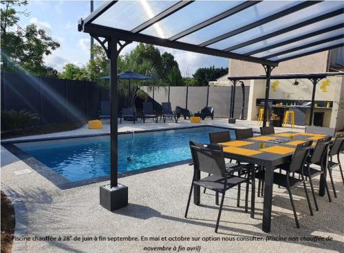Villa des palmiers - Magnifique villa avec piscine privée et chauffée selon saison : Villas proche de Sauveterre-Saint-Denis