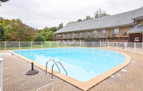 Nice Apartment In Equemauville With Wifi, Heated Swimming Pool And 1 Bedrooms : Appartements proche de Barneville-la-Bertran