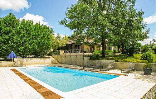 Nice home in St, Aubin de Cadeleche with 4 Bedrooms, WiFi and Outdoor swimming pool : Maisons de vacances proche de Singleyrac
