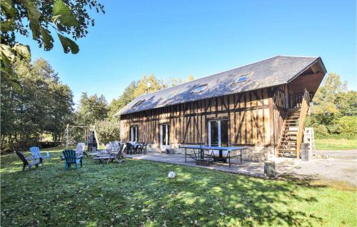 Stunning home in Bonneville-La-Louvet with WiFi and 4 Bedrooms : Maisons de vacances proche de Le Bois-Hellain