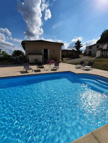 French Farmhouse Retreat with pool & superb views. : Villas proche d'Étriac