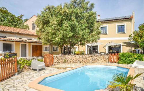 Awesome home in Fleury with WiFi, Indoor swimming pool and Outdoor swimming pool : Maisons de vacances proche de Lespignan