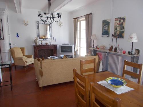Remarkable Apartment in Magalas Occitane France : Appartements proche de Pouzolles