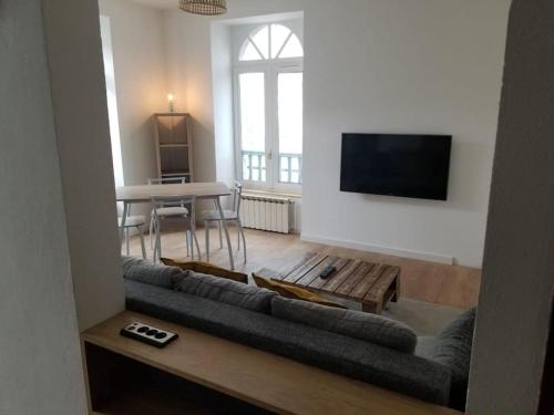 Appartement cosy entièrement rénové : Appartements proche de Bagnères-de-Bigorre