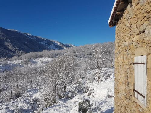 Gîte d'hiver à la Ferme de Chalas : Maisons de vacances proche de La Souche