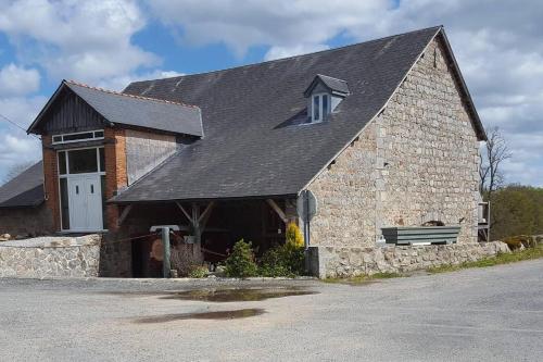Charming 2-Bed Cottage within Barn in Merinchal : Maisons de vacances proche de Biollet