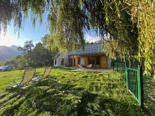 Maison refaite à neuf en pleine nature : Villas proche de Puy-Sanières